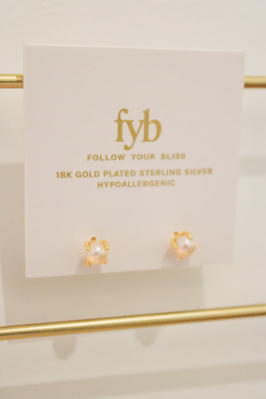 LILAH PEARL STUD EARRINGS