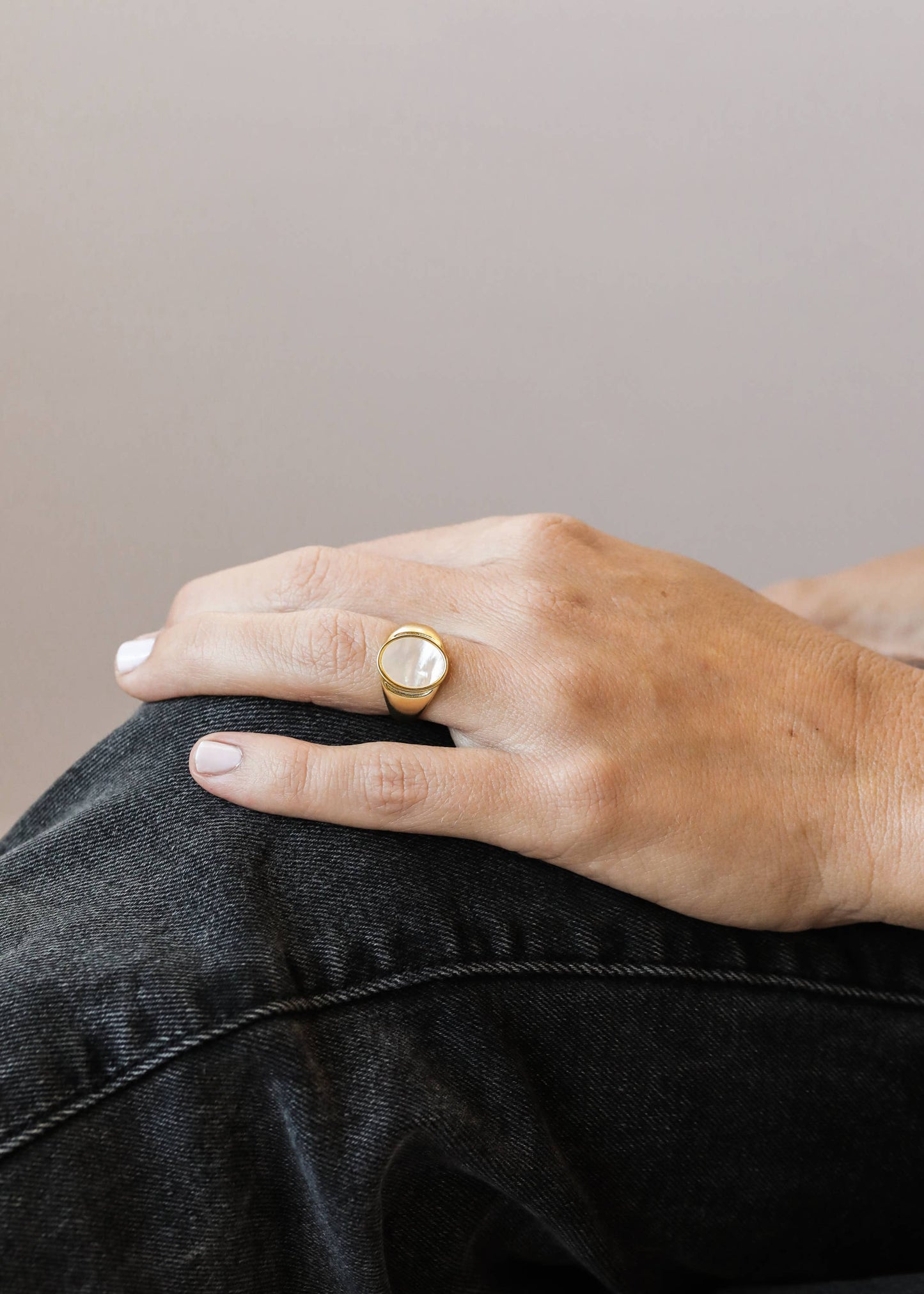 MOTHER OF PEARL SIGNET GOLD RING