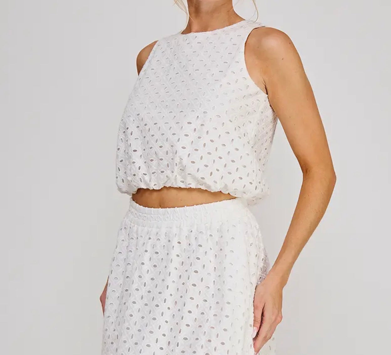 EYELET SLEEVELESS TOP WITH BUBBLE HEM