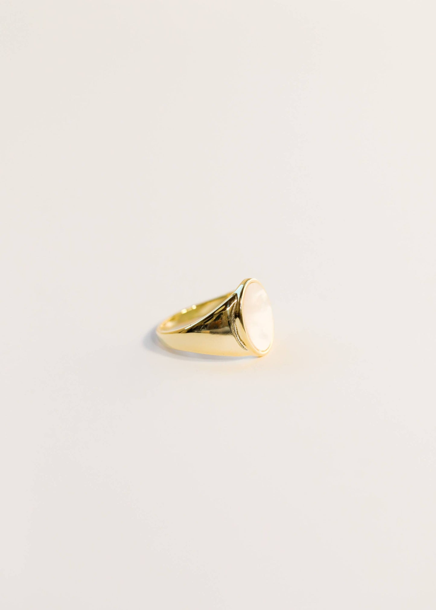 MOTHER OF PEARL SIGNET GOLD RING
