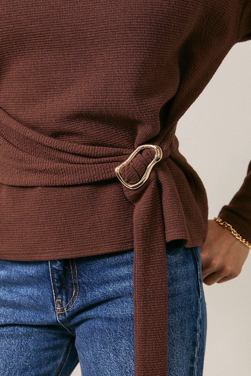 MOCK NECK LONG SLEEVE BELTED DETAIL TOP